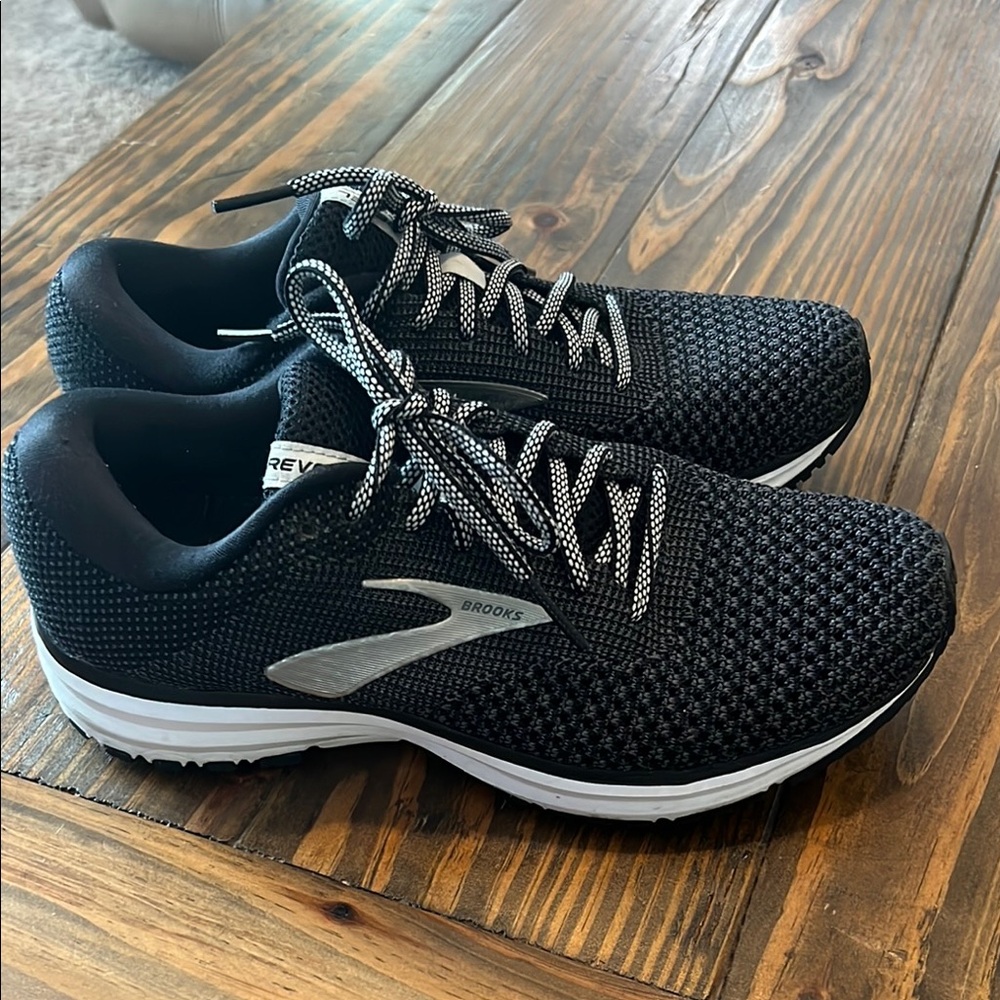 Brooks black revel 2 sneakers